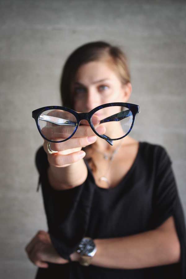Imagen-Mujer-con-lentes-Que-es-SEO-y-como-funciona